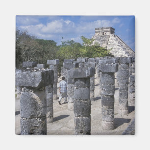 Imán Antiguos pilares de piedra en Chichén Itza. Centr
