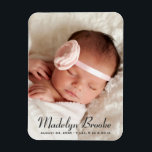 Imán Anuncio de nacimiento de una niña con guión dulce<br><div class="desc">Los imanes para el anuncio de nacimiento presentan un retrato de una foto del recién nacido con un diseño superpuesto de nombre simple y de moda y estadísticas de nacimiento. Personalice con una foto de compromiso y un texto personalizado. Se puede modificar el color de texto negro del carbón vegetal....</div>