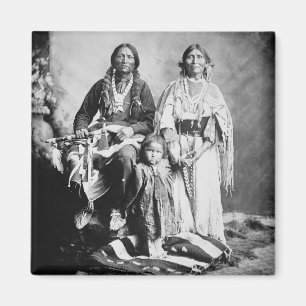 Imán Apache principal Antonio Maria con su familia,