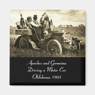 IMÁN APACHES Y GERONIMO QUE CONDUCEN UN COCHE DE MOTOR