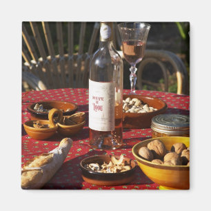 Imán Aperitivo y aperitivos preparados: pan, aceitunas,