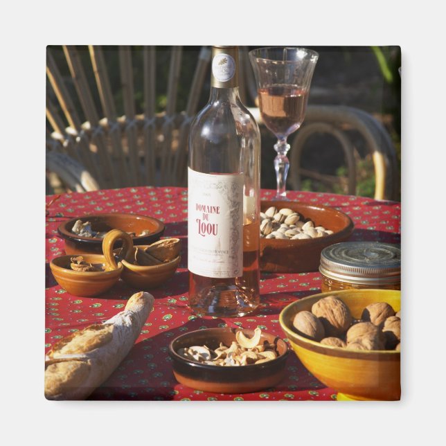 Imán Aperitivo y aperitivos preparados: pan, aceitunas, (Frente)