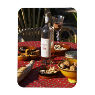 Imán Aperitivo y aperitivos preparados: pan, aceitunas,
