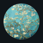 Imán Árbol de almendras floreciente - Vincent Van Gogh<br><div class="desc">El floreciente árbol de almendros es uno de los cuadros más conocidos de Vincent van Gogh y es digno de mención en que tanto Van Gogh como su familia más cercana tuvieron la obra en alta estima. Este cuadro es uno de un pequeño puñado que Van Gogh produjo con una...</div>