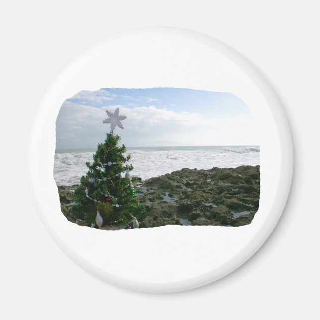 Imán Árbol de Navidad contra rocas de playa (Frente)
