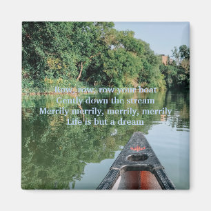 Imán árboles de río frente a un bote de hileras