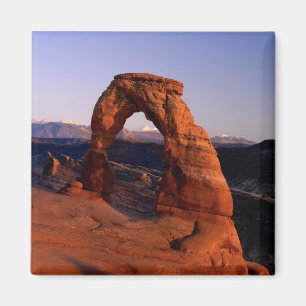 Imán Arco delicado al atardecer con La cubierta de niev