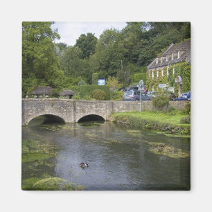 Imán Arroyo de truchas en la aldea de Bibury,