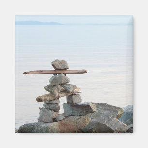 Imán Arte de apilamiento de piedras cerca de la playa.