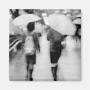 Imán Asia, Japón, Tokio. Mujeres jóvenes y paraguas.
