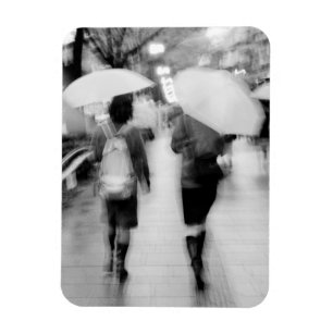 Imán Asia, Japón, Tokio. Mujeres jóvenes y paraguas.