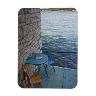 Imán Asientos junto al mar para dos en una pequeña cafe