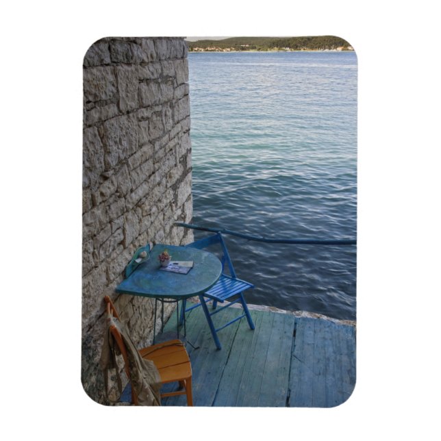 Imán Asientos junto al mar para dos en una pequeña cafe (Vertical)