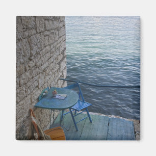 Imán Asientos junto al mar para dos en una pequeña cafe