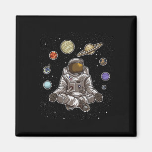 Imán Astronauta de yoga medita en el espacio y siente l