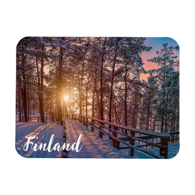 Imán Atardecer en un bosque de pinos nevado con rayos s (Horizontal)