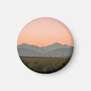 Imán Atardecer Sereno Montañas Rosa Césped Salvaje Pais