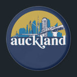 Imán Auckland New Zealand Vintage City Skyline<br><div class="desc">Diseño de ciudad de estilo vintage y retro con un hermoso paisaje, atracción turística y arte de paisajes urbanos. rascacielos Guay y artículos de ilustracion de silueta de construcción para turistas y viajeros. Perfecto como recuerdo para volver a casa cuando viaja por todo el mundo. Guarde la memoria de sus...</div>