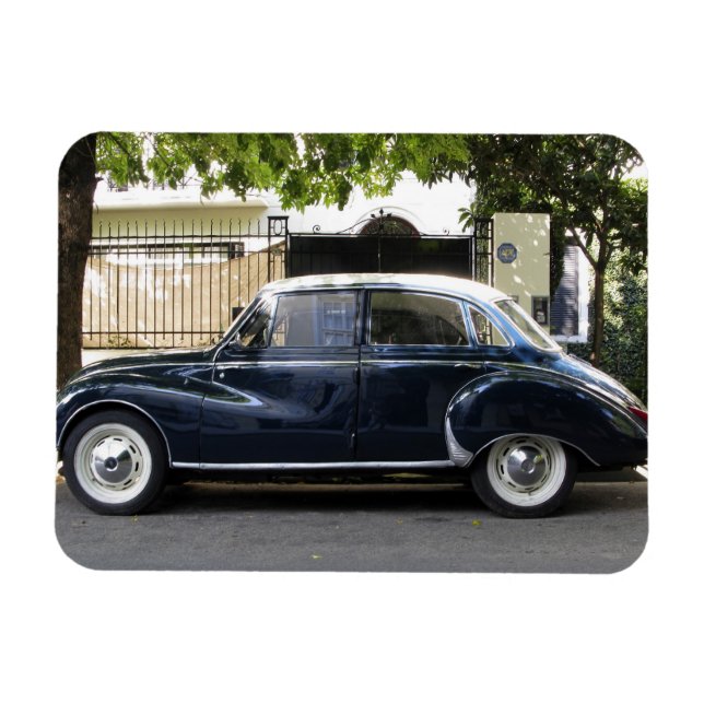 Imán Audi es un coche antiguo pero muy bien conservado. (Horizontal)