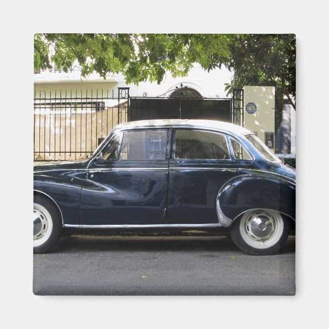 Imán Audi es un coche antiguo pero muy bien conservado. (Frente)