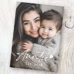 Imán Auntie Est año escritura manuscrita corazón<br><div class="desc">Un imán frigorífico que presenta el texto "Tía" en un tipo de letra manuscrita con un poco de corazón al final y el año siguiente como un superpuesto sobre tu foto personalizado.</div>