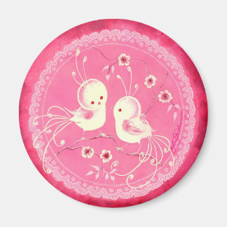 Imán Aves blancas de fantasía con flores y borde de enc