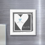 Imán Aves de amor personalizadas Corazón azul claro<br><div class="desc">El diseño del producto incluye dos palomas blancas que se unen y miran hacia un corazón azul claro. Las palomas blancas son símbolos de amor, suerte, paz y prosperidad. Este sencillo ilustracion de pájaros hace un imán moderno y único con texto personalizado para boda, aniversario o cualquier otra ocasión romántica....</div>