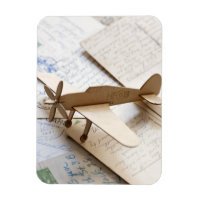 Avión de cartón en postales