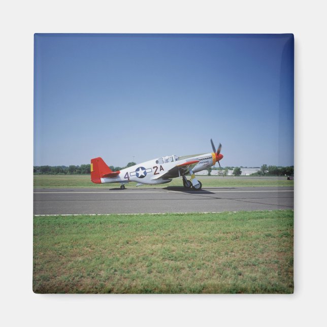 Imán avión P-51 C Tuskegee Red Tail en el CAF Air (Frente)
