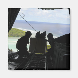 Imán Aviones sacan una paleta de artículos donados