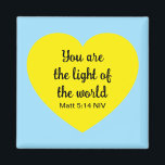 Imán Azul cálido y luminoso de corazón amarillo del mun<br><div class="desc">Este imán luminoso y de buen ambiente cuenta con un corazón amarillo y las maravillosas palabras de Jesús.</div>