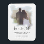 Imán Azul Sencillo Elegante Guión Moderno Foto acuarela<br><div class="desc">"Blue Simple Elegant Modern Script Watercolor Photo Save the Date." Elegante y sobrio, esta foto Save the Date imnet muestra tu fotografía de compromiso bajo un suave lavado de acuarela rosa que añade un efecto filtrado romántico. Un encantador y útil regalo para la familia y los amigos. Arte de la...</div>