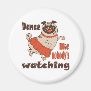 Imán Baila como nadie ve a la chica Pug Dog