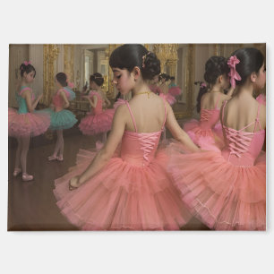 Imán Bailarinas en una gran sala de estilo rocóco