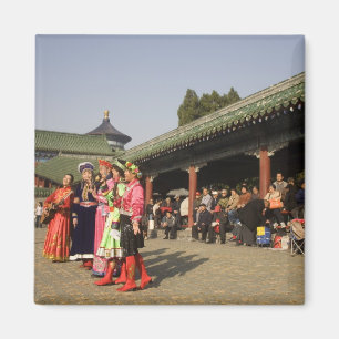 Imán Bailarines folclóricos disfrazados entretienen