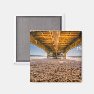 Imán Bajo un muelle, playa, arena, huellas, cielo azul