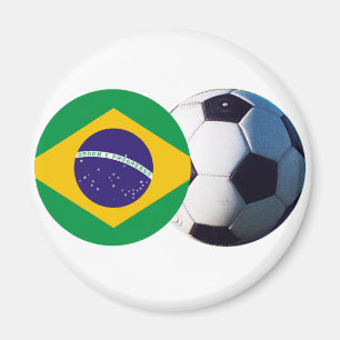 Imán Balón de fútbol y bandera de Brasil el Zazzle del