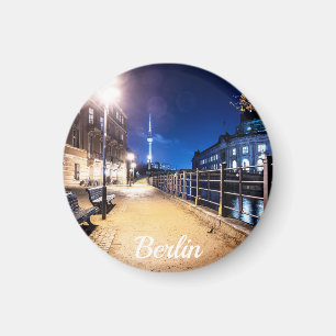 Imán Bancos cerca del río Spree en Berlín, Alemania