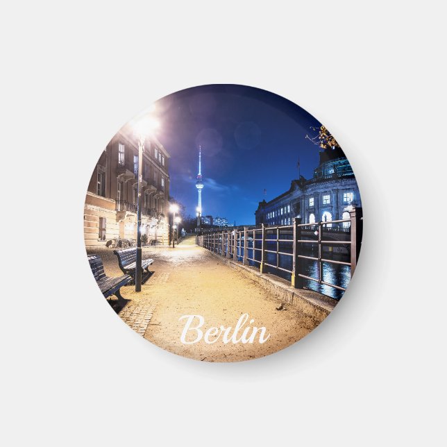 Imán Bancos cerca del río Spree en Berlín, Alemania (Frente)