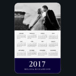 Imán Banda de la Marina Oscura | Elegante Calendario Fo<br><div class="desc">Este elegante y moderno imán de calendario cuenta con una franja de azul marino oscuro en la parte inferior,  con su foto personal en la parte superior. Agregue su nombre utilizando la plantilla para convertirla en la suya.</div>