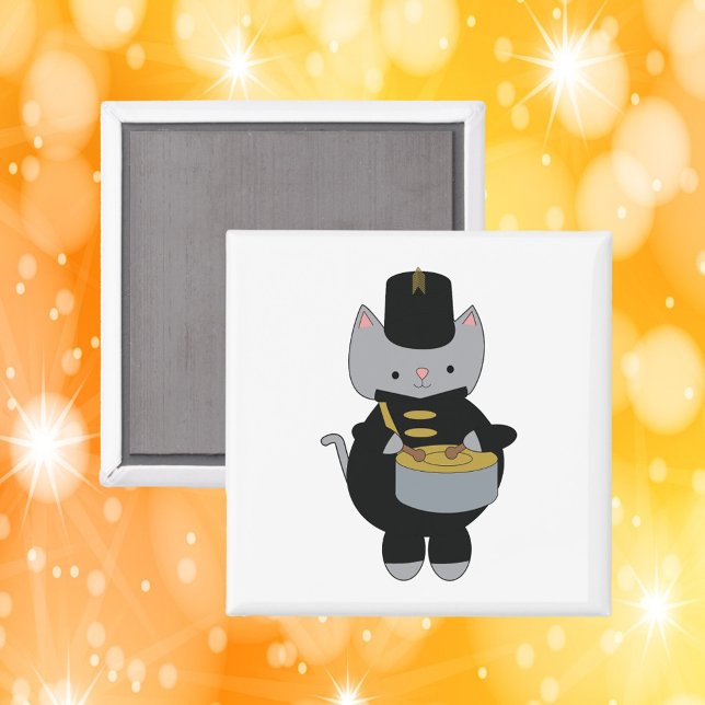Imán Banda de marchas de gato tambor de sonido negro or (A magnet featuring a cat wearing a black & gold marching band uniform with a snare drum.)