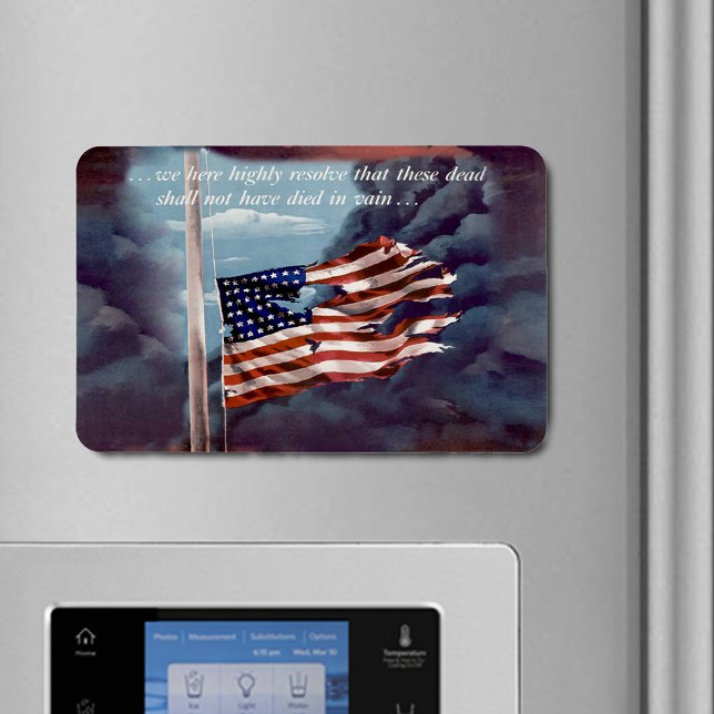 Imán Bandera derramada por el humo caído pero no olvida (Fallen But Not Forgotten Smoke Torn Flag Flexible Magnet)