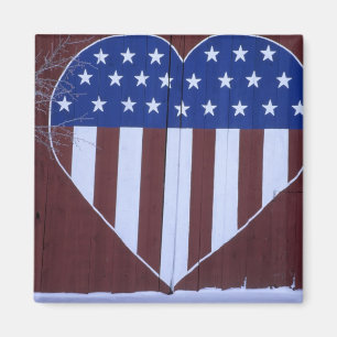 Imán Bandera en forma de corazón pintada en granero des