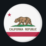 Imán Bandera estatal de California<br><div class="desc">Este diseño presenta la bandera del estado de California en Estados Unidos, uno de los estados más poblados y ricos del país. A menudo se le conoce como la Bandera del Oso, y se basa en una bandera que fue ondeada por primera vez durante la Revuelta de la Bandera del...</div>