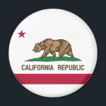 Imán Bandera estatal de California<br><div class="desc">Este diseño presenta la bandera del estado de California en Estados Unidos, uno de los estados más poblados y ricos del país. A menudo se le conoce como la Bandera del Oso, y se basa en una bandera que fue ondeada por primera vez durante la Revuelta de la Bandera del...</div>