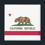 Imán Bandera estatal de California<br><div class="desc">Este diseño presenta la bandera del estado de California en Estados Unidos, uno de los estados más poblados y ricos del país. A menudo se le conoce como la Bandera del Oso, y se basa en una bandera que fue ondeada por primera vez durante la Revuelta de la Bandera del...</div>