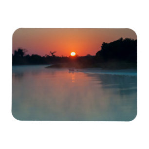 Imán Barca al amanecer en el río