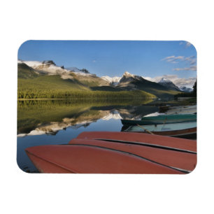 Imán Barcas estacionadas en la orilla del lago Maligne