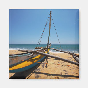 Imán Barco de pesca amarrado en la playa