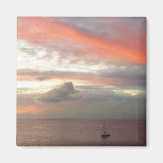 Imán Barco de vela en el hermoso paisaje marino rosado
